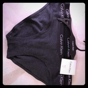 2 pack Calvin Klein panties Lg